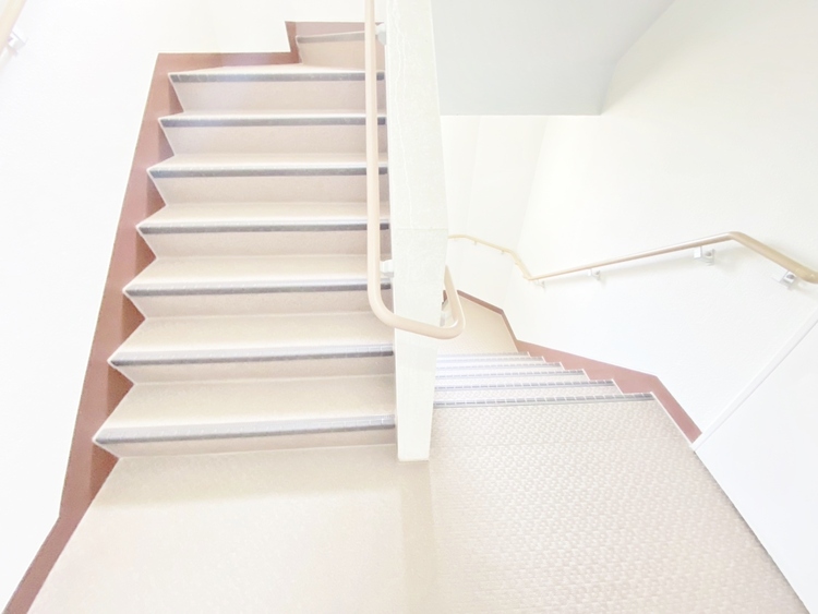 その他 共用部の階段です。明るく清潔に管理されています。