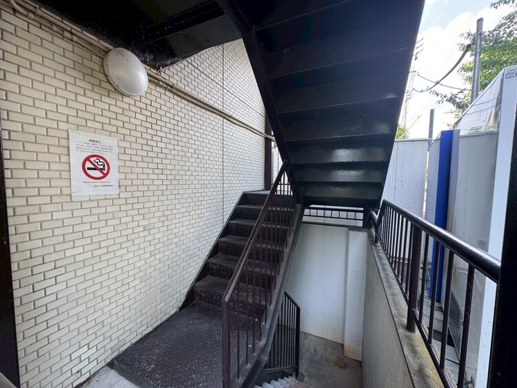 その他 共用部の階段です。明るく清潔に管理されています。
