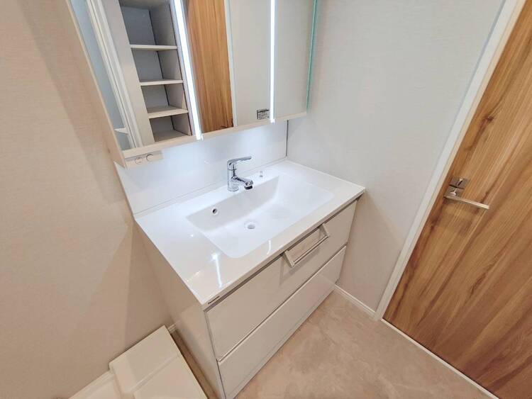 その他 清潔感を感じられる洗面化粧台。