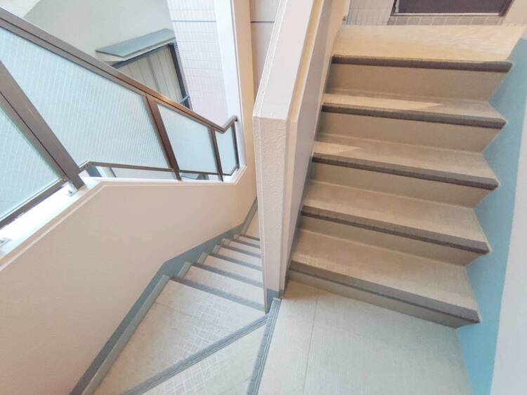 その他 共用部の階段です。明るく清潔に管理されています。