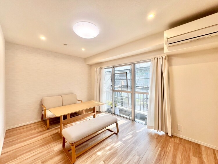 居間 落ち着いた雰囲気に包まれて、伸びやかな空間。