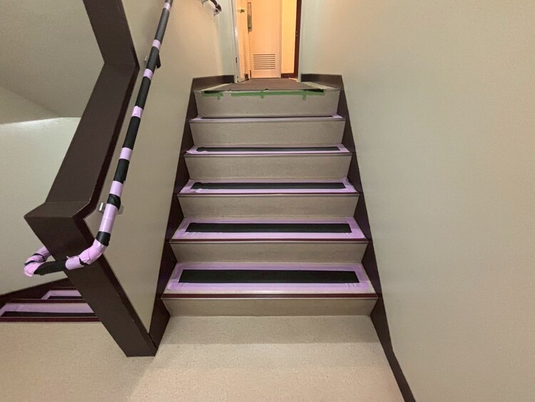 設備 共用部の階段です。明るく清潔に管理されています。