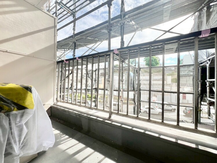 バルコニー 朝の澄んだ空気や、夕方に吹く清々しい風を感じられるバルコニー。