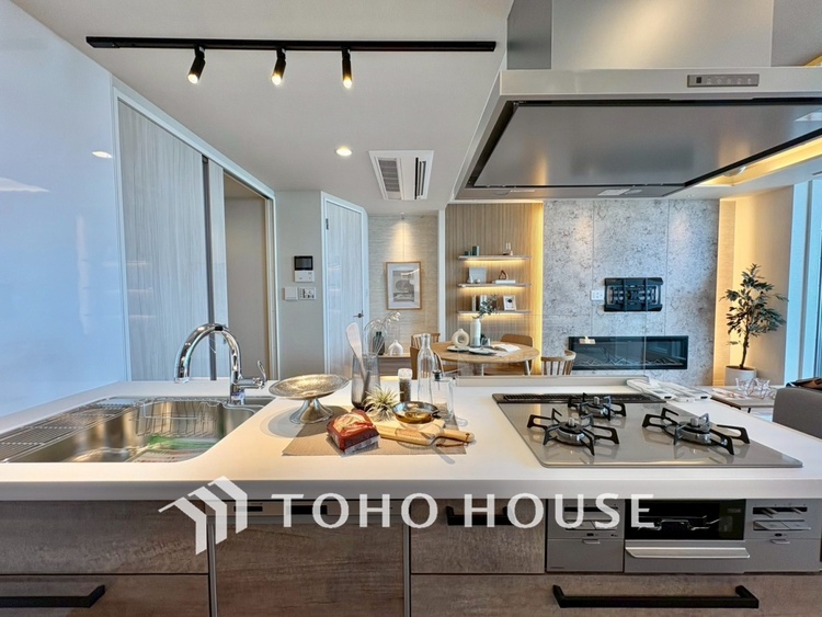 キッチン 【KITCHEN】◆ワクワク◆開放的で機能性も高いシステムキッチン。お子様は毎日のご飯にワクワク！