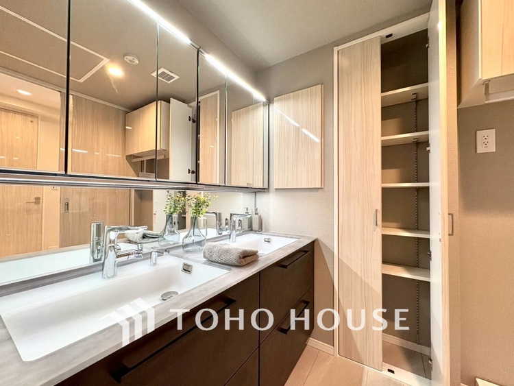 洗面 【WASHROOM】◆快適◆煌びやかな暮らしの中にも忘れたくない快適さ。大きな収納が助けてくれます。