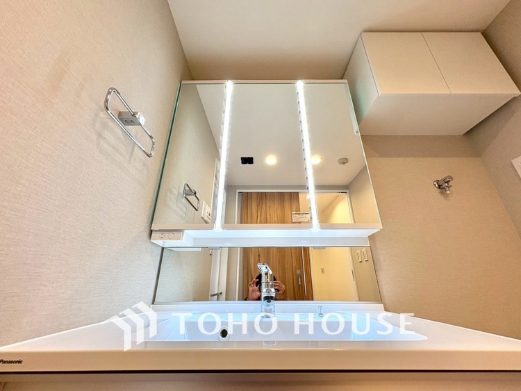 洗面 【WASHROOM】◆快適◆煌びやかな暮らしの中にも忘れたくない快適さ。大きな収納が助けてくれます。