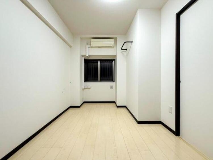 内装 穏やかな寛ぎあじわえるお部屋では有意義な時間がつくれます！大きな窓からと陽光が注がれる明るい空間！光もアクセントの一つとして。一人時間も充実したものにできるプライベートルームは日々を豊かにします！！