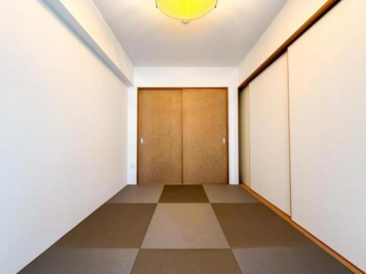 内装 【隣接した和室】お昼寝スペース、洗濯物をたたむスペースなどにも使え、来客時の客間としても適しています。小さなお子様がいるご家庭は床面が柔らかいので遊び部屋として安心できます。
