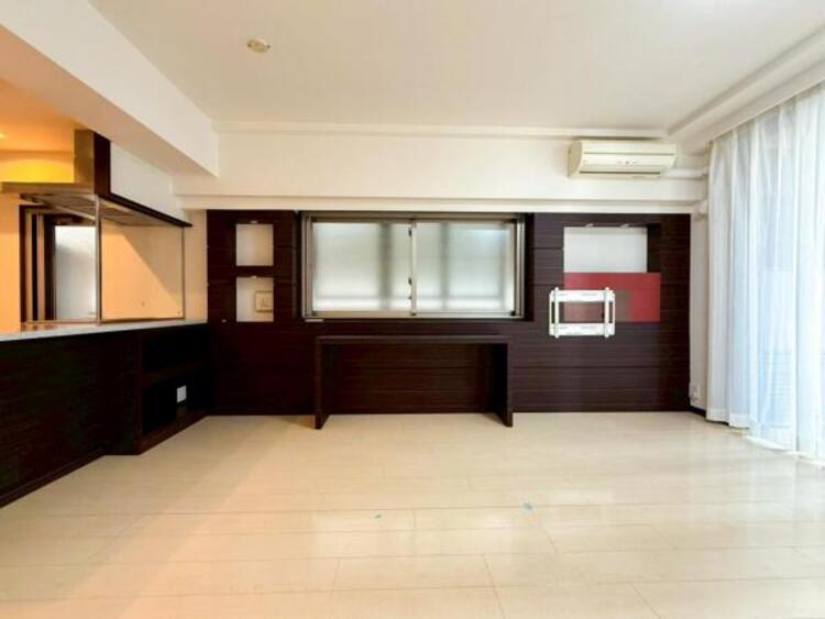 居間 家族の会話や笑顔が行き交うリビングで、子供を走り回らせたい。ダイニングテーブルでゆったり食事を堪能。