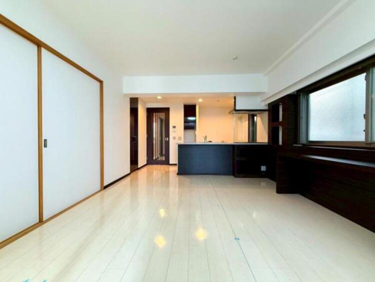 居間 お天気が晴れの日は照明をつけなくても充分明るいリビングです！どこか落ち着きのある広々とした内装です！皆で過ごす空間が、目に浮かんでくる様な優しいリビングダイニングです！くつろいだり楽しい時間を是非！