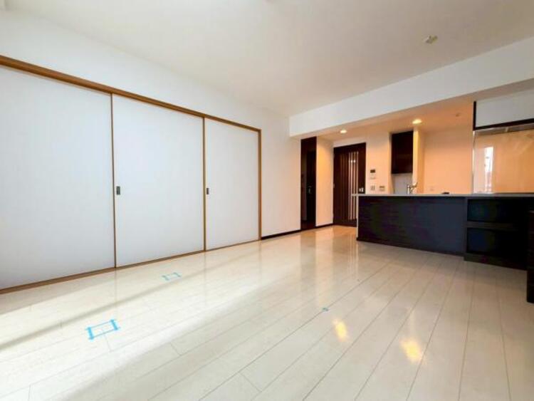 居間 リビングにあふれる採光と心地よい風のつどう調和された空間！！生活を彩る充実した日々が過ごせそうです。家族の滞在期間が長くなることを予測して、設計士が思いと工夫をこらした自慢のリビングダイニング！！！