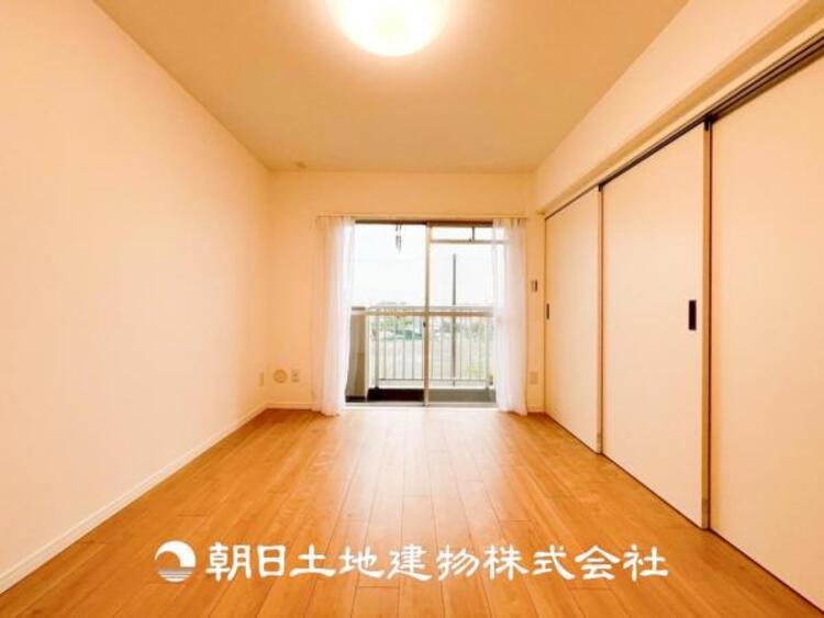 内装 【居室】爽やかな空間演出とセンス良く纏められた室内は良質な寛ぎ空間。そこで暮らす大切な人達のことを考え造りこんだ空間は日々の生活に安らぎを与えてくれます。