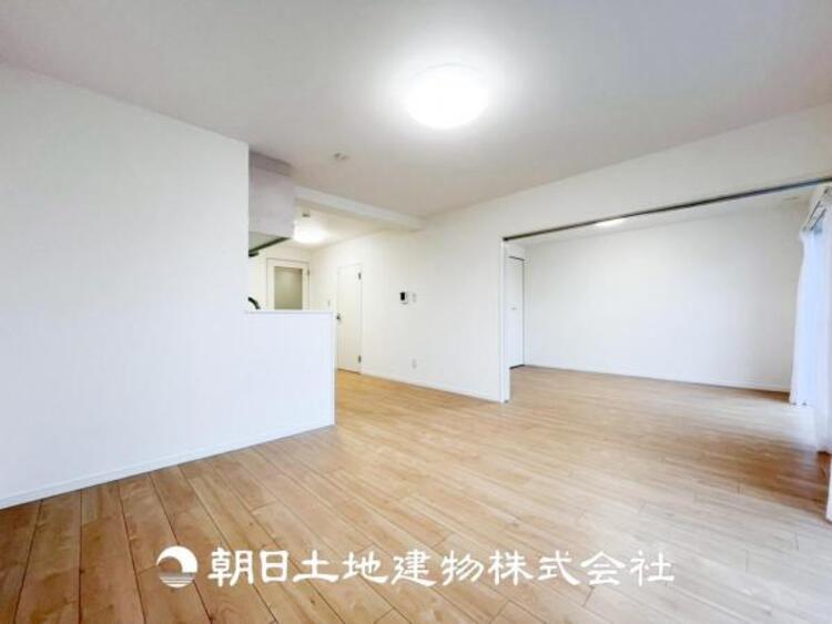 居間 【リビング】1日の中で最も長い時間を過ごすことになるリビングだからこそ、いつも笑顔があふれる空間であるように。広々とした空間から幸せな未来を。1日の中で最も長い時間を過ごすリビングは、笑顔があふれる空間です。広々とした空間から幸せな未来を。