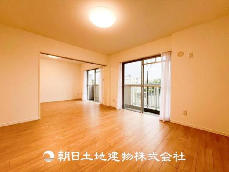 居間 【リビング】開放的で明るい空間が広がるLDK。リビングには暖かな太陽が降り注ぎ、爽やかな住空間です。お友達を呼んでお茶をしたり、一緒に料理を楽しみながら楽しい時間を。