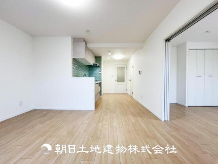 居間 【ダイニング】温かい色合いのフローリングと清々しい爽やかなクロスが明るい空間を創り出しているダイニングキッチン。ゆっくりと過ごす空間に相応しく、ここで楽しむ時間が家族や友人との絆をより深めてくれそうです。