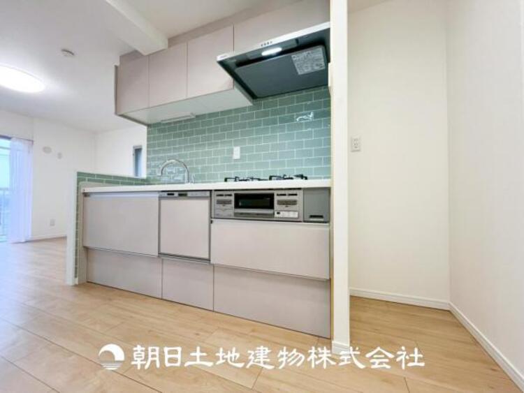 キッチン 【キッチン】仲良しなご夫婦、お子様、みんなでお料理ができる程の贅沢なスペースを実現したキッチンとなっております。みんなで作った料理を召し上がりながらの会話は盛り上がること間違いなしです。