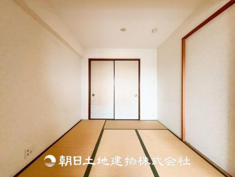 内装 【和室】近年減少傾向にありますが、和室があることで落ち着きと癒しの空間が生まれます。来客時の客室としても利用できますし、お子様のプレイルームやお昼寝に良いお部屋です。