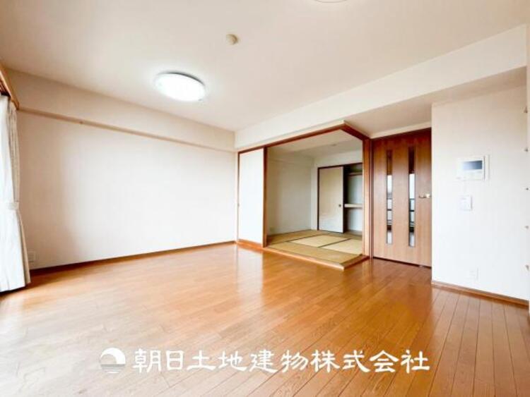 居間 【リビング】1日の中で最も長い時間を過ごすことになるリビングだからこそ、いつも笑顔があふれる空間であるように。広々とした空間から幸せな未来を。1日の中で最も長い時間を過ごすリビングは、笑顔があふれる空間です。広々とした空間から幸せな未来を。