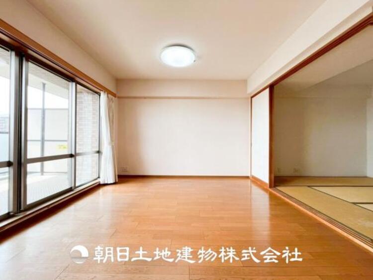 居間 【リビング】リビングにはみんなが集い、食事や楽しい会話が始まる。話に夢中になりすぎて、ついつい時を忘れてしまう。そんな束の間の幸せを感じさせてくれる場所。お子様の勉強スペースとしても活用できます。