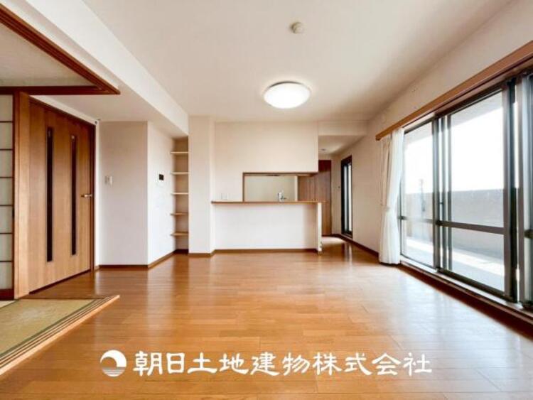 居間 【リビング】大切なご家族、招いた友人と過ごすひと時を溢れる光が優しく包み込む空間。大切な人とともに、心穏やかに過ごすひととき。家族との時間、自分の時間を大切にできる空間を作りました。