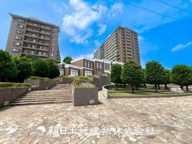 外観 【外観写真】表現された空間はたくさんの光を浴び、風を感じ、暮らしの時間を豊かにしてくれます。デザインされた空間と競い合うかのような充実した建物と共に大切な家族の思い出を刻んでいきます。