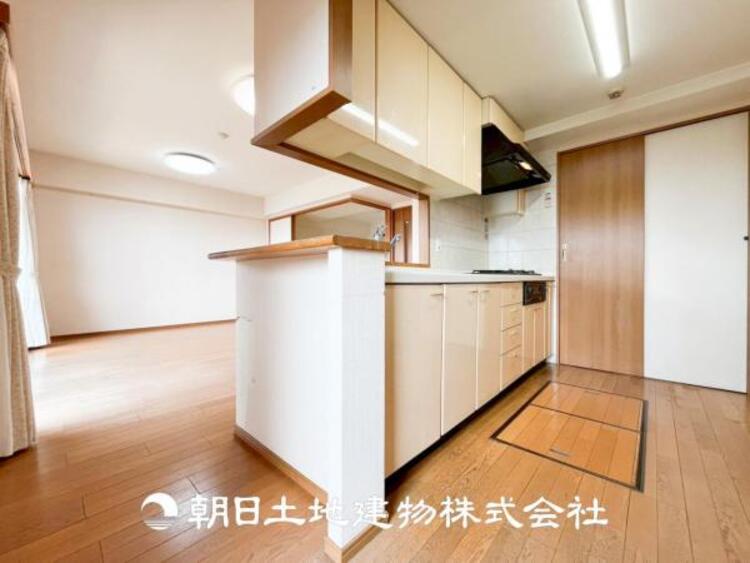 キッチン 【キッチン】仲良しなご夫婦、お子様、みんなでお料理ができる程の贅沢なスペースを実現したキッチンとなっております。みんなで作った料理を召し上がりながらの会話は盛り上がること間違いなしです。