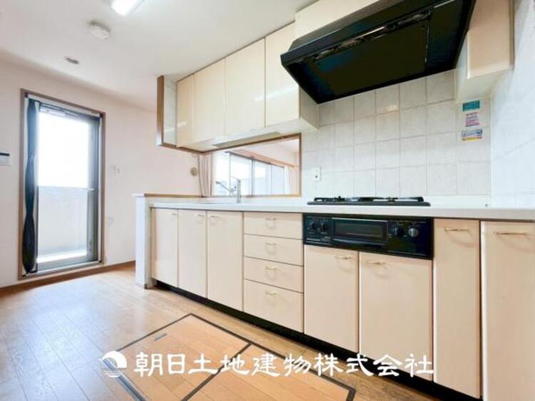 キッチン 【キッチン】住宅の主役でもあり、日常生活を過ごす上で重要な水回りでもあるからこそ機能性・デザイン性に拘りました。お掃除のしやすいシステムキッチンを設置しました。