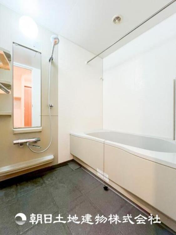 風呂 【浴室】上品な色合いが魅力のバスルームは、ほっと落ち着く空間を作り出しています。広々とした浴槽で体を癒やしながら、疲れを取り除けるような仕様です。お子様と一緒に楽しく入るのもいいですね。