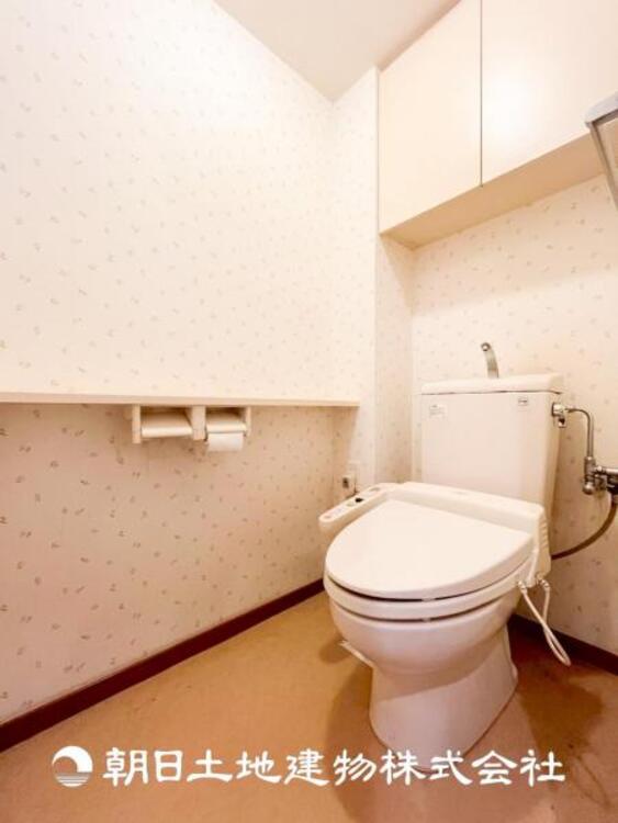 トイレ 【トイレ】家族みんなが毎日使う場所だから。お掃除がしやすい方はいい。いつまでも清潔な空間を保てるように、汚れをふき取り易いフロアと壁紙をチョイス致しました。洗浄便座になっておりますので、とても清潔にご使用いただけます。