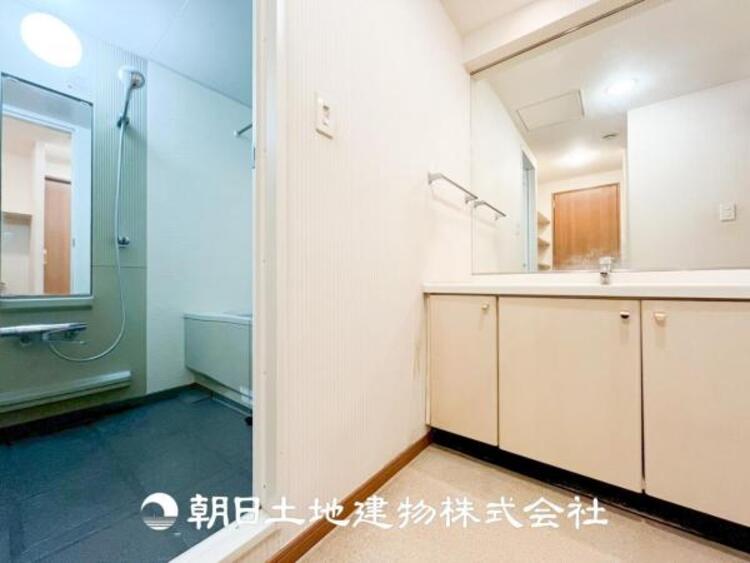 洗面 【洗面化粧台】慌ただしい1日が始まり、充実した1日の終わりを締めくくる洗面所。快適に過ごせることはもちろん、収納や機能性を兼ね備えた洗面化粧台です。快適に過ごせることはもちろん、収納や機能性を兼ね備えた洗面化粧台です。