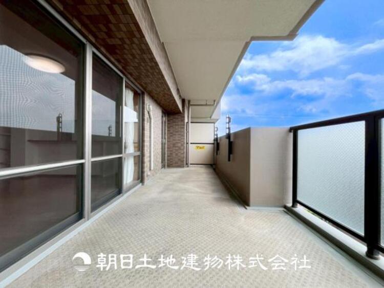 バルコニー 【バルコニー】温かい太陽を感じる事ができるのは、目の前に遮るものが無いから。彼方に広がる風景が絵画のように広がります。