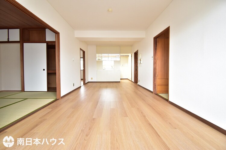 居間 【リビング】14帖のリビングです！リビングの床やクロスはリフォーム済みで綺麗な室内です♪