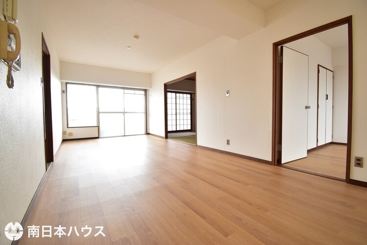 居間 【リビング】14帖のリビングです！東南向きのバルコニーに面した明るい室内です♪