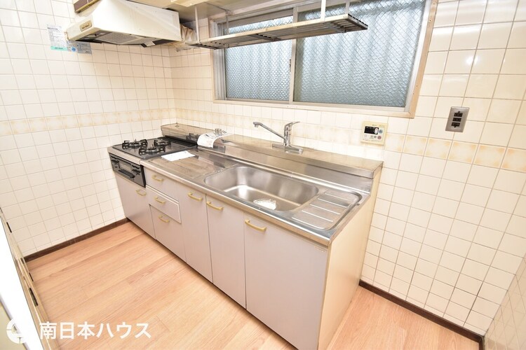 キッチン 【キッチン】目の前に窓があり自然換気ができ、熱や匂いがこもりにくい造りです♪