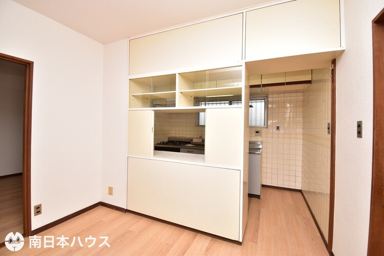 キッチン 【キッチン】食器棚でリビングからは見えにくくなっています！熱や匂いをリビングへ伝えにくい造りです♪