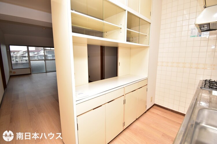 キッチン 【食器棚】食器や調理器具はもちろんカウンターもあるので家電なども設置出来ます♪