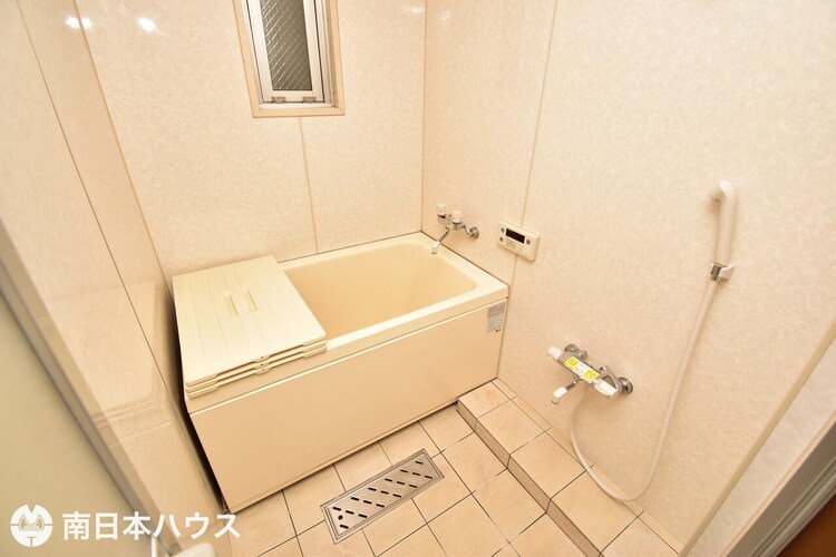 風呂 【浴室】浴室には小窓付きで自然換気ができ衛生的です♪ハウスクリーニング済みで綺麗な状態です♪