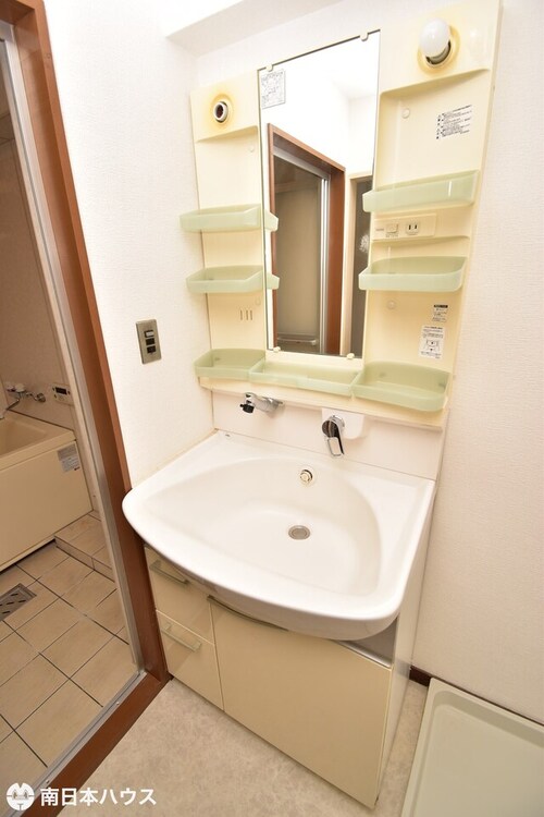 その他 【洗面台】壁付け水栓でほこりや水垢がつきにくい設計です！