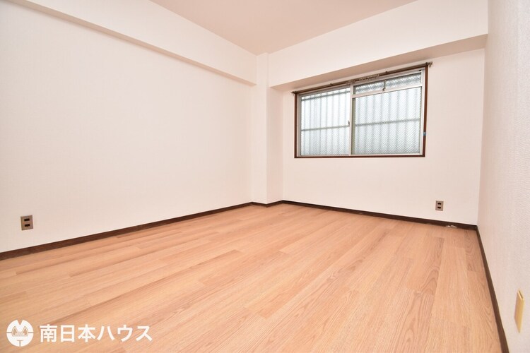 内装 【洋室】6帖の洋室です！床とクロスをリフォームしてあります♪クリーニング済みで即入居可能です♪