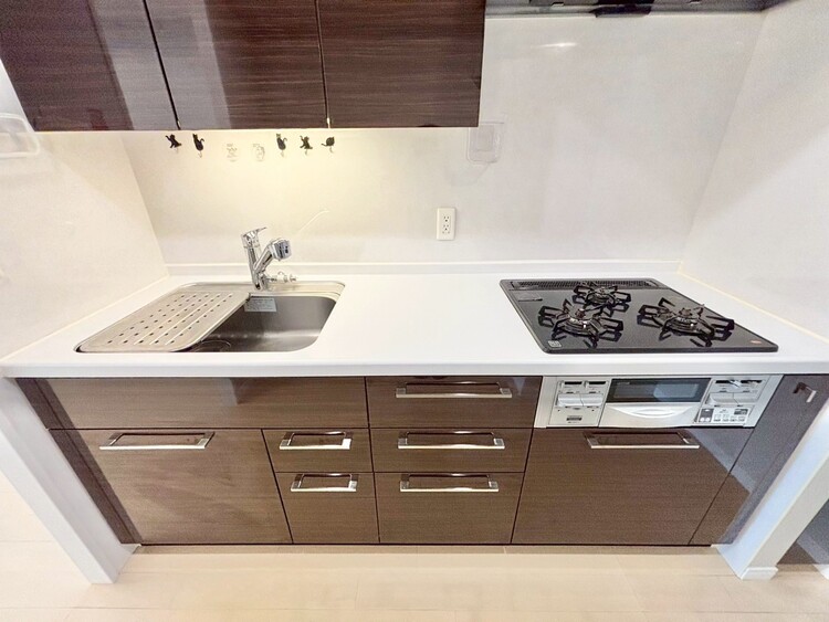 キッチン スマートな意匠と充実の機能を備えたキッチンが、暮らしにおいしい彩りを添えます。