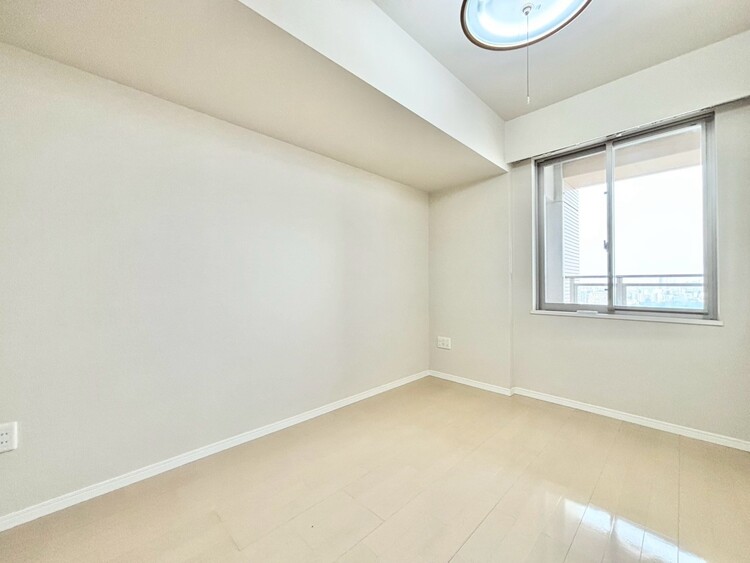 寝室 ベッドも十分に設置するスペースがあります。