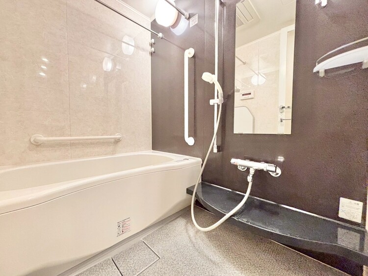 風呂 一日の疲れを癒すバスルームは、心地よいリラックスを叶える清潔感溢れる空間です。