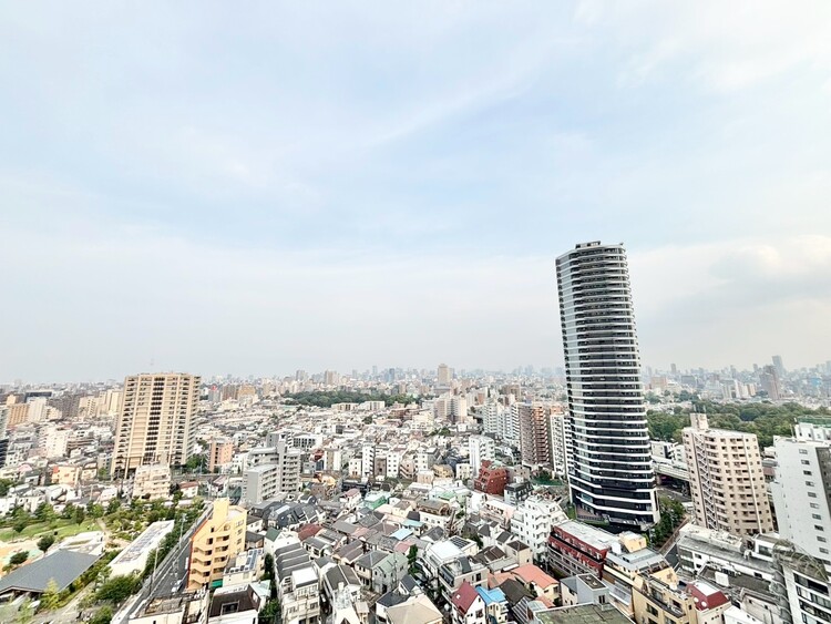バルコニー 窓を開けると広がる青空。心をリフレッシュして日々を過ごしていきましょう。