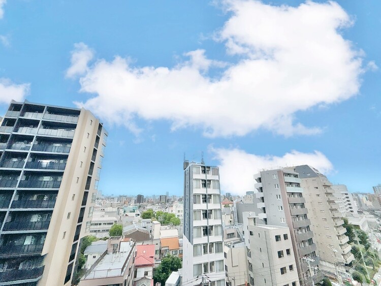 バルコニー 窓を開けると広がる青空。心をリフレッシュして日々を過ごしていきましょう。