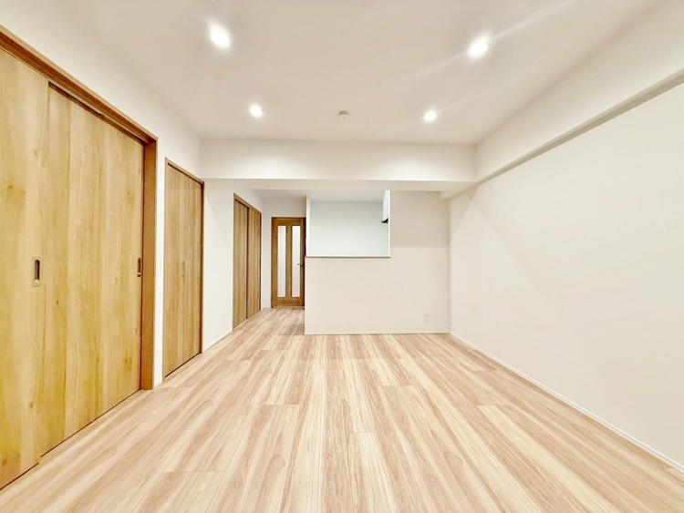 居間 忙しく過ぎゆく日常を置き去るほど、ゆったりした時間が流れるリビング。