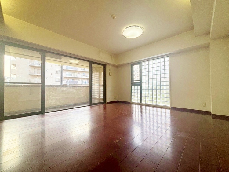 居間 居心地の良い空気感は、暮らしのステージを彩り、心からのやすらぎと満足感を与えてくれます。（リフォーム前）