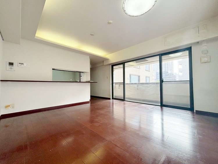 居間 飾り過ぎないシンプルな内装と偏り過ぎないデザインで統一しました。（リフォーム前）