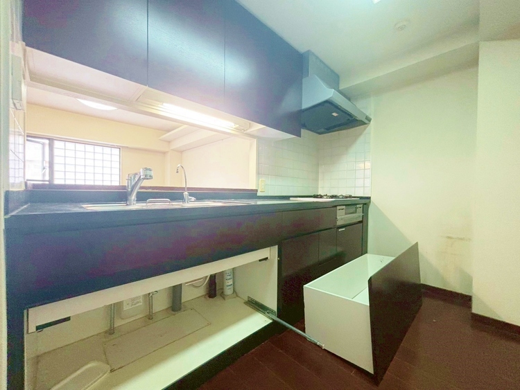 キッチン スマートな意匠と充実の機能を備えたキッチンが、暮らしにおいしい彩りを添えます。（リフォーム前）