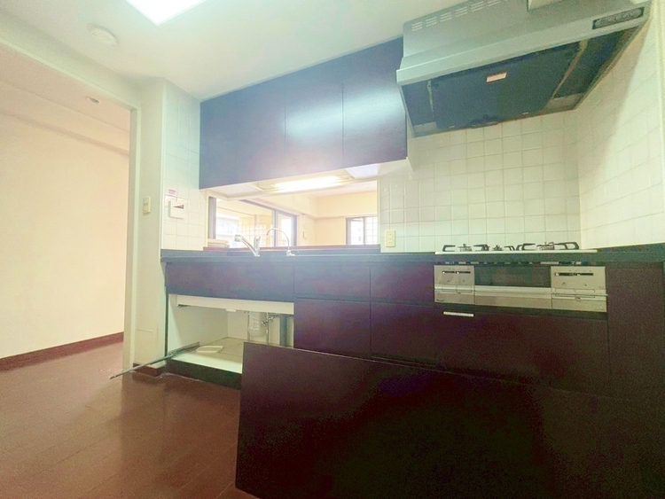 キッチン 洗練されたスタイリッシュなデザイン性と使いやすさを備えた仕様。（リフォーム前）