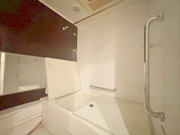 風呂 一日の疲れを癒すバスルームは、心地よいリラックスを叶える清潔感溢れる空間です。（リフォーム前）